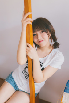 我和年轻的女教师观看